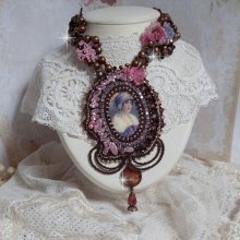 Collana Belle Romance Haute-Couture ricamata con un ritratto cabochon di donna con cappello con cristalli, perle di raso, perle rotonde dorate, cabochon di madreperla e 